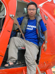 Shangwen gets ready to fly © Greenpeace/Maitar