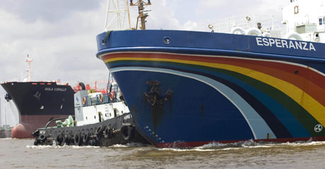The Esperanza attempts to slip past a tug as the Isola Corallo comes in to dock © Greenpeace/Rante